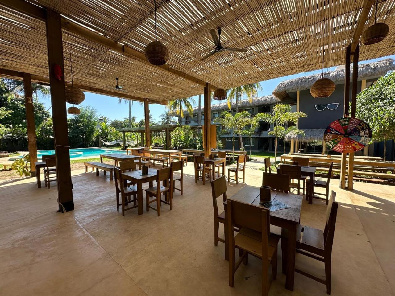 Straw Hat Surf Hostel & Bar Brisas de Zicatela Exterior photo