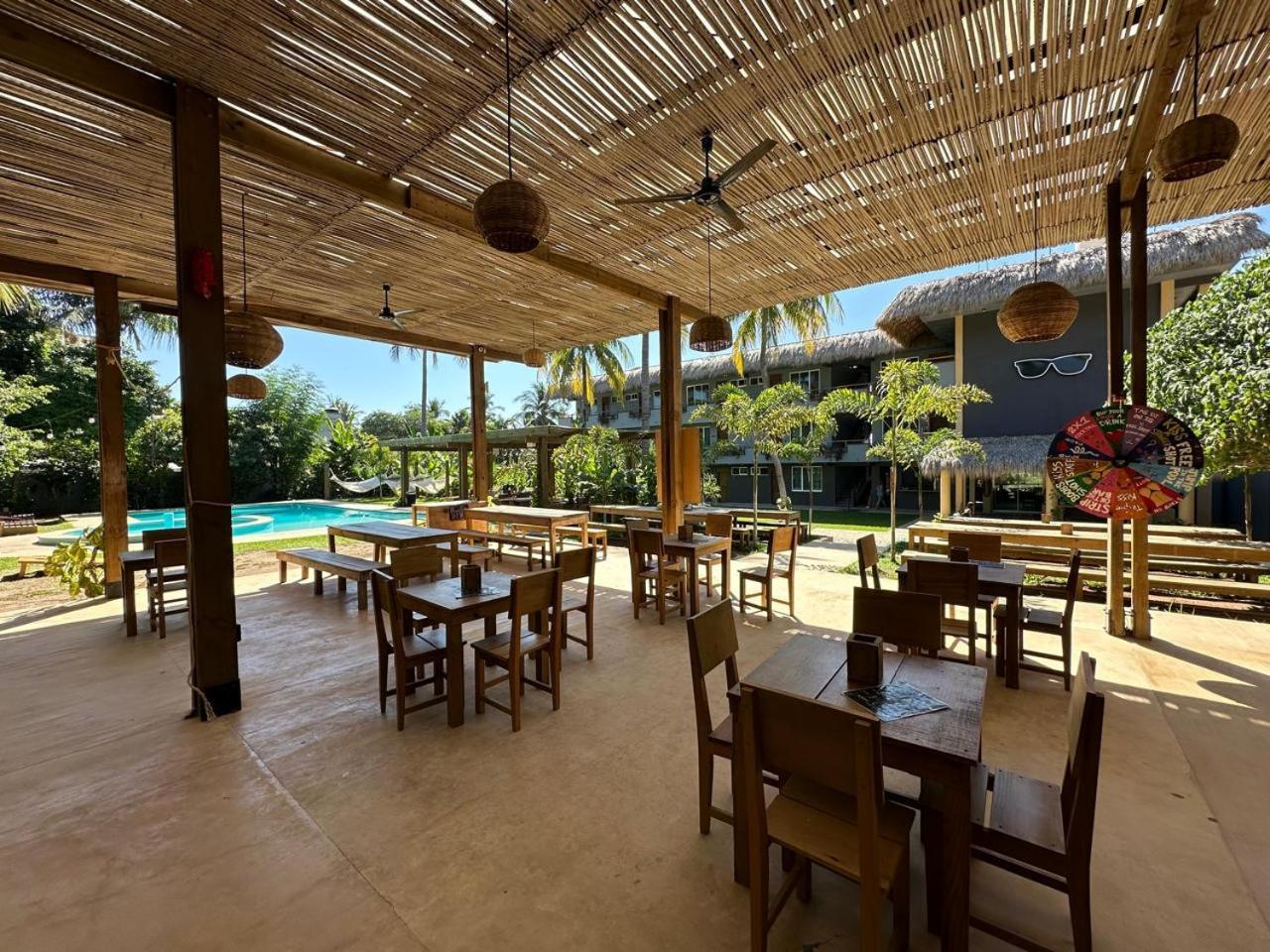 Straw Hat Surf Hostel & Bar Brisas de Zicatela Exterior photo
