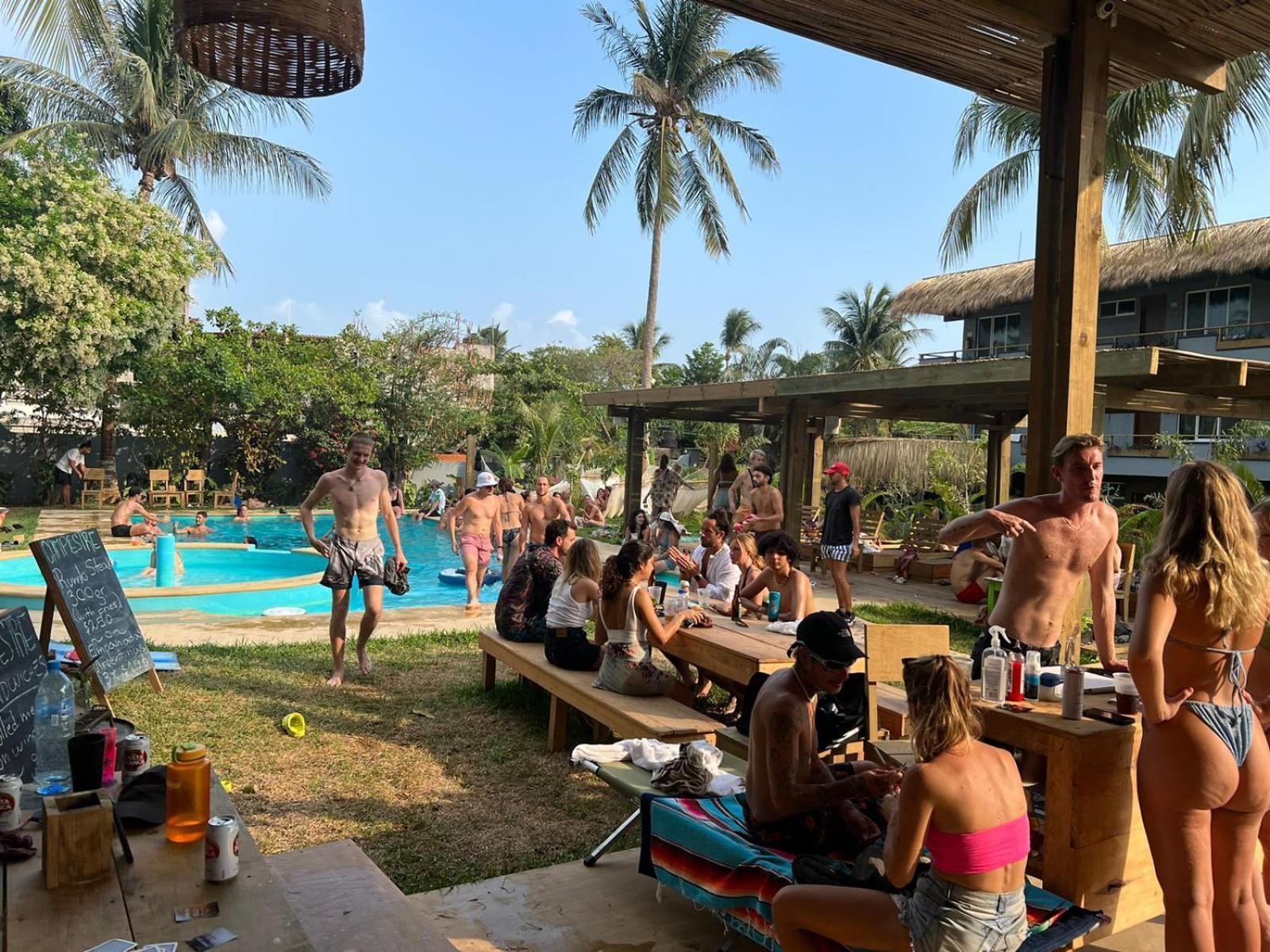 Straw Hat Surf Hostel & Bar Brisas de Zicatela Exterior photo